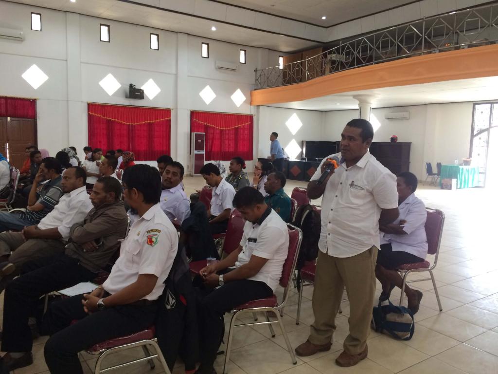 Peserta dialog Perpajakan sedang mengajukan pertanyaan