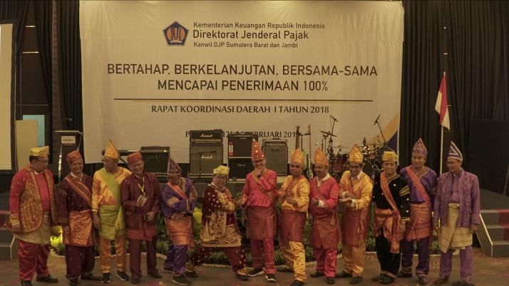 Kakanwil beserta seluruh Eselon III di Lingkungan Kanwil DJP Sumatera Barat dan Jambi mengenakan pakaian adat Sumatera Barat di Acara Rakorda Sumbarja