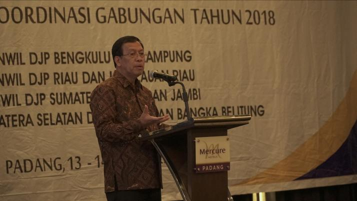 Bapak Robert Pakpahan memberikan arahan dalam acara Rakorgab Kanwil DJP Sumbarja, Kanwil DJP Sumselbabel, Kanwil DJP Riau Kepri, dan Kanwil DJP Bengkulu Lampung