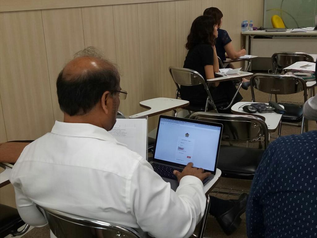 Salah seorang peserta mencoba mudahnya menggunakan fasilitas e-filing