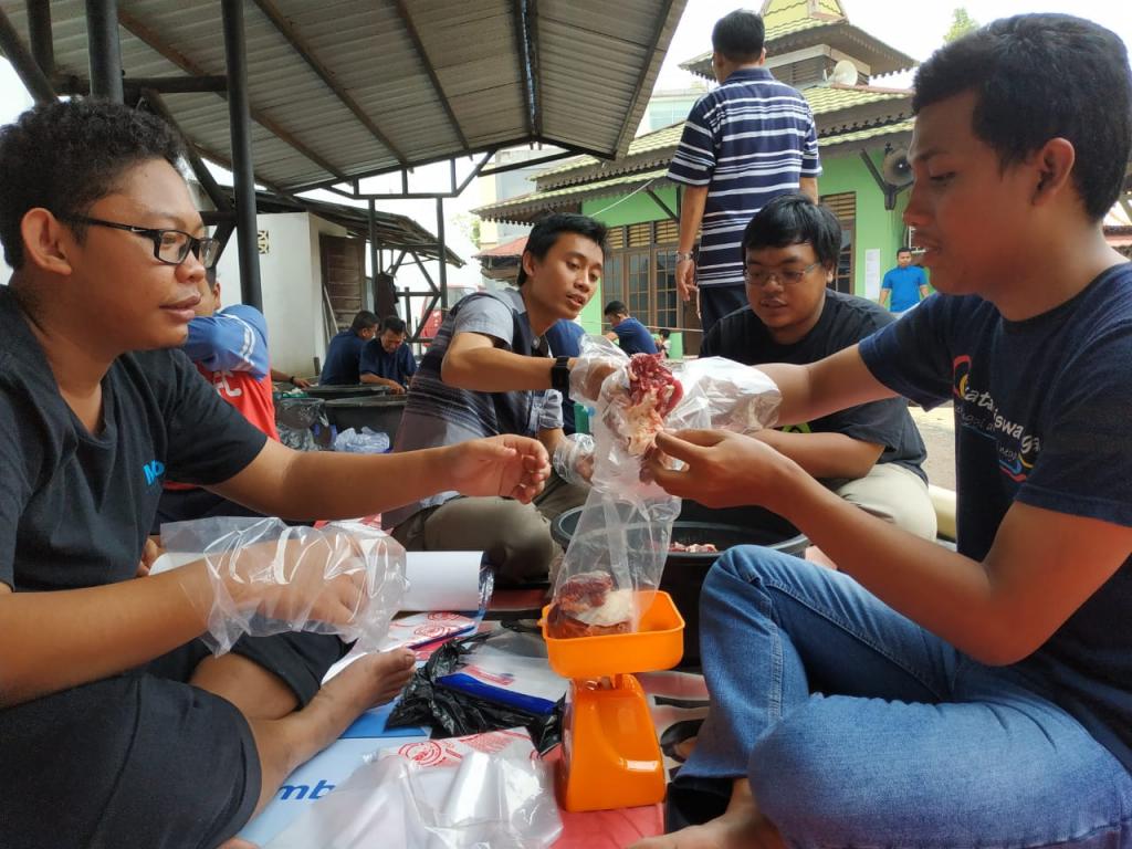 Penimbangan daging kurban oleh para panitia kurban.