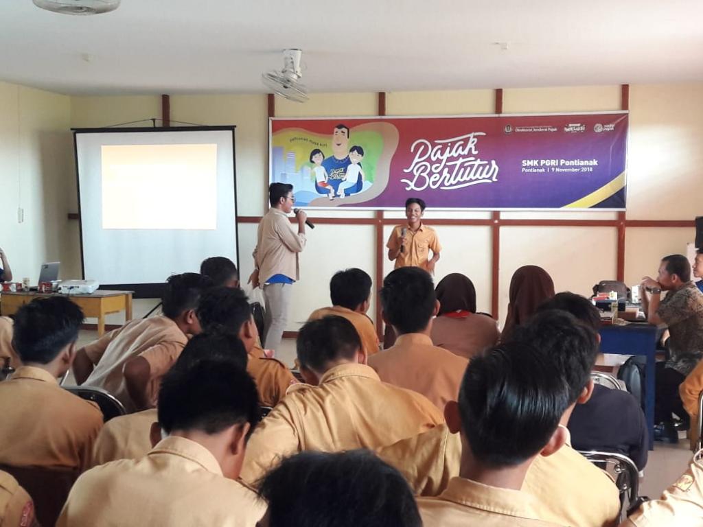 Peserta sedang memberikan pendapat tentang manfaat pajak.