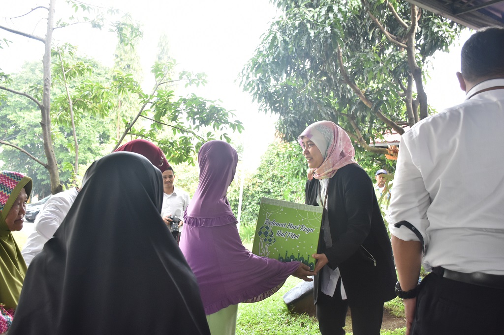 Plt. Kepala KPP Pratama Bandung Bojonagara, Liza Khoironi, menyerahkan paket lebaran kepada warga kurang mampu di sekitar lingkungan kantor. Bdg, 4 Juni 2018.