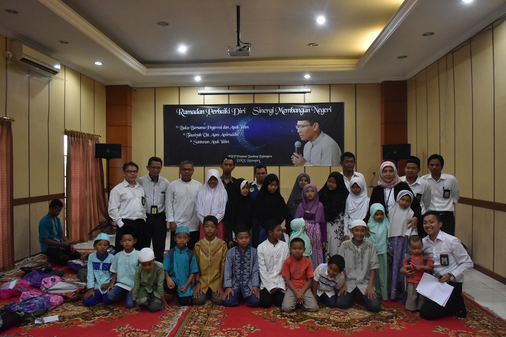 Buka puasa bersama dan santunan kepada anak Yatim