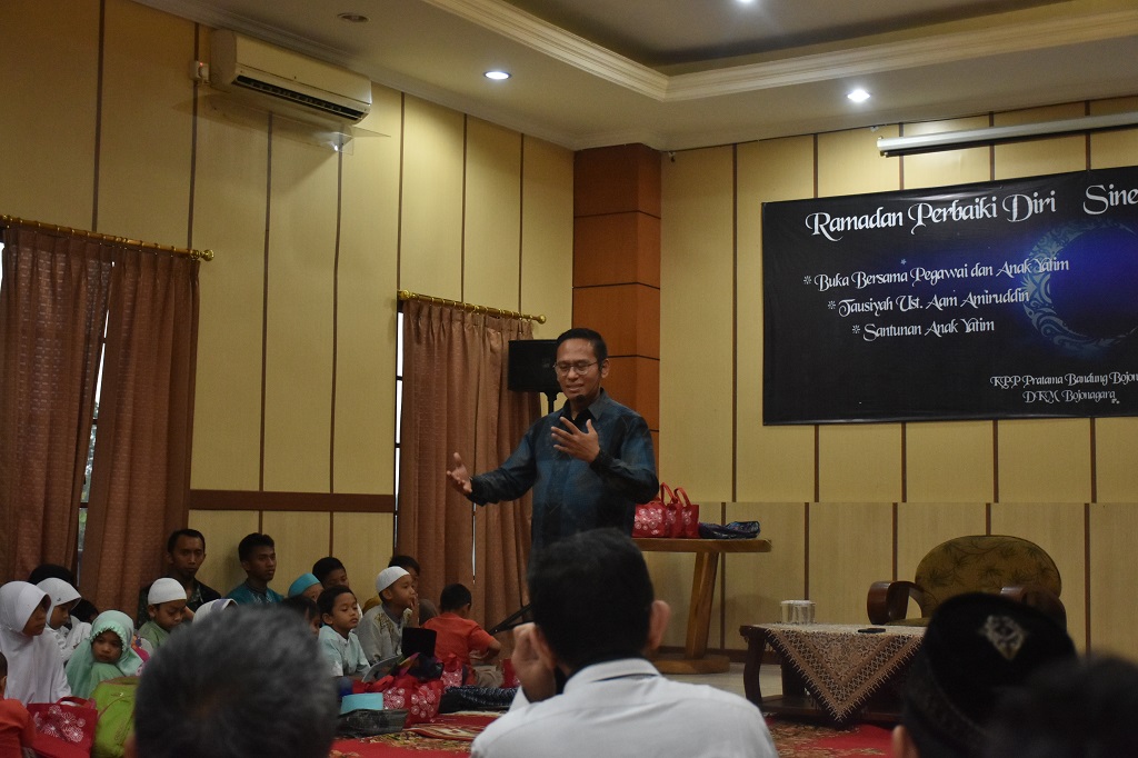 Ustadz Aam Amiruddin menyampaikan Tausyiah, "Ramadan Perbaiki Diri Sinergi Membangun Negeri"