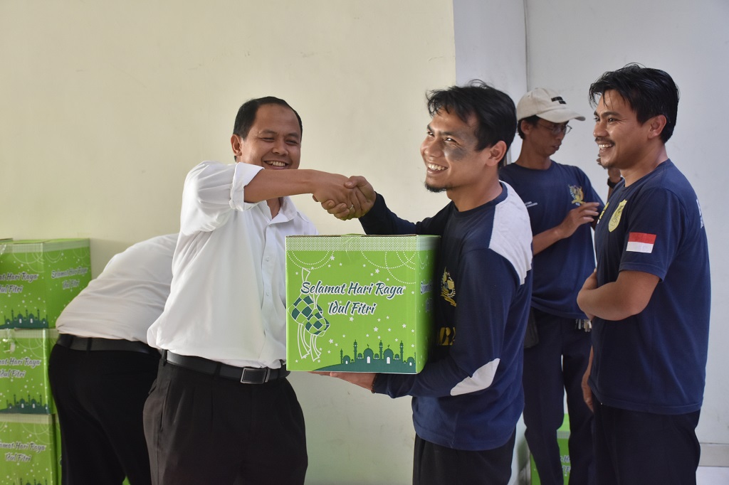 Berbagi keceriaan dengan pramubhakti dan petugas security kantor.