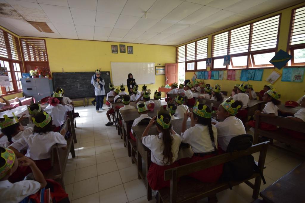 Relawan Pengajar KM 3 Sorong Sedang Memberikan Inspirasi dan Pembelajaran Kepada Anak-Anak