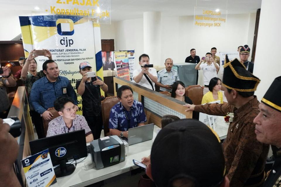 Rombongan MenpanRB dan Menkumham mengunjungi loket pajak