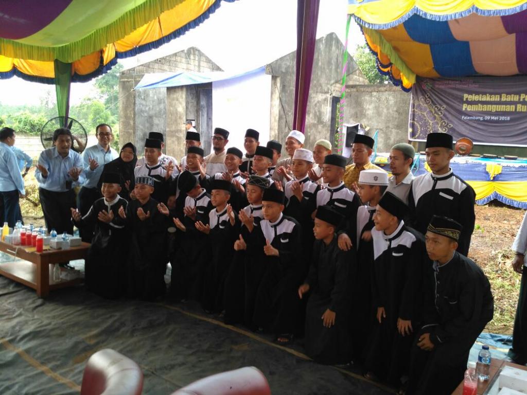 Foto bersama pengurus dan anak-anak rumah tahfizh.