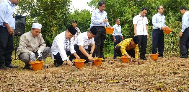 Peletakan batu pertama oleh Kakanwil yang menandai mulainya pembangunan rumah tahfizh.