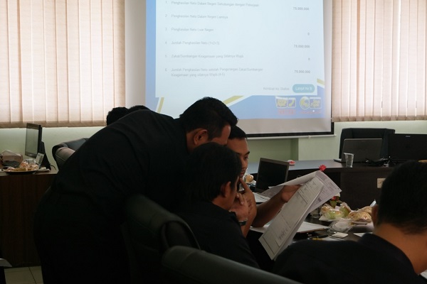 Peserta berdiskusi terkait bukti potong A2 yang mereka peroleh