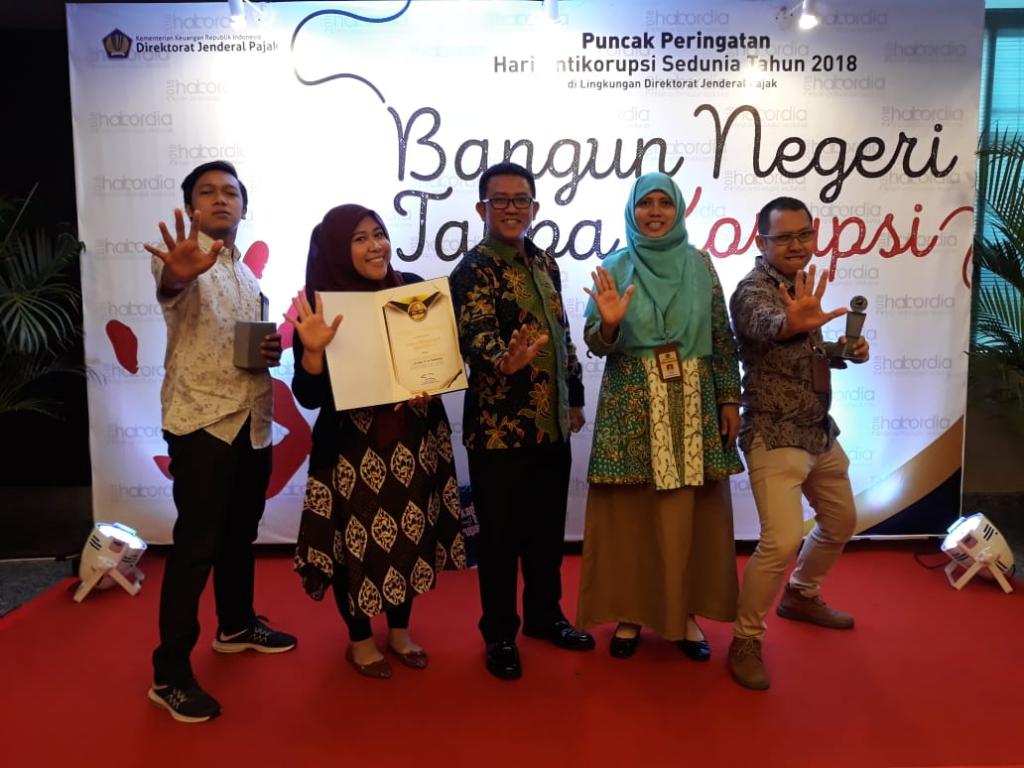 Juuda Rochmana, Sri Rochmani Pebriyanti, Neilmaldrin Noor, Daru Kuswardani dan M. Syarif Mansur berfoto bersama (ki-ka)