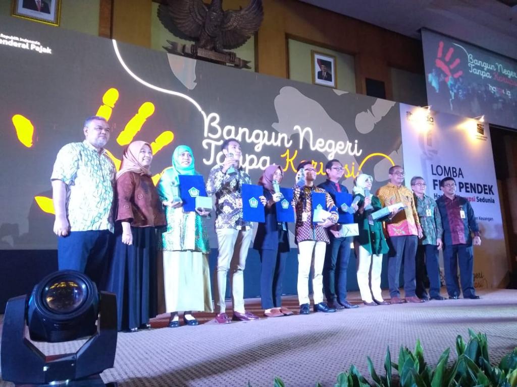 Daru Kuswardani mewakili Kanwil DJP Jatim II menerima penghargaan