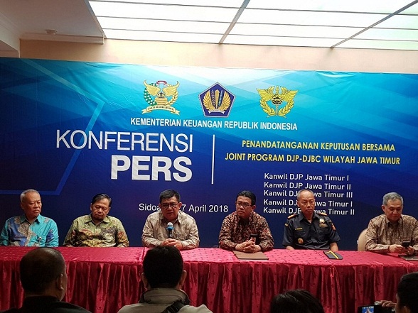 Nirwala Dwi Heryanto (Direktur Audit Kepabeanan dan Cukai) memberi penjelasan.