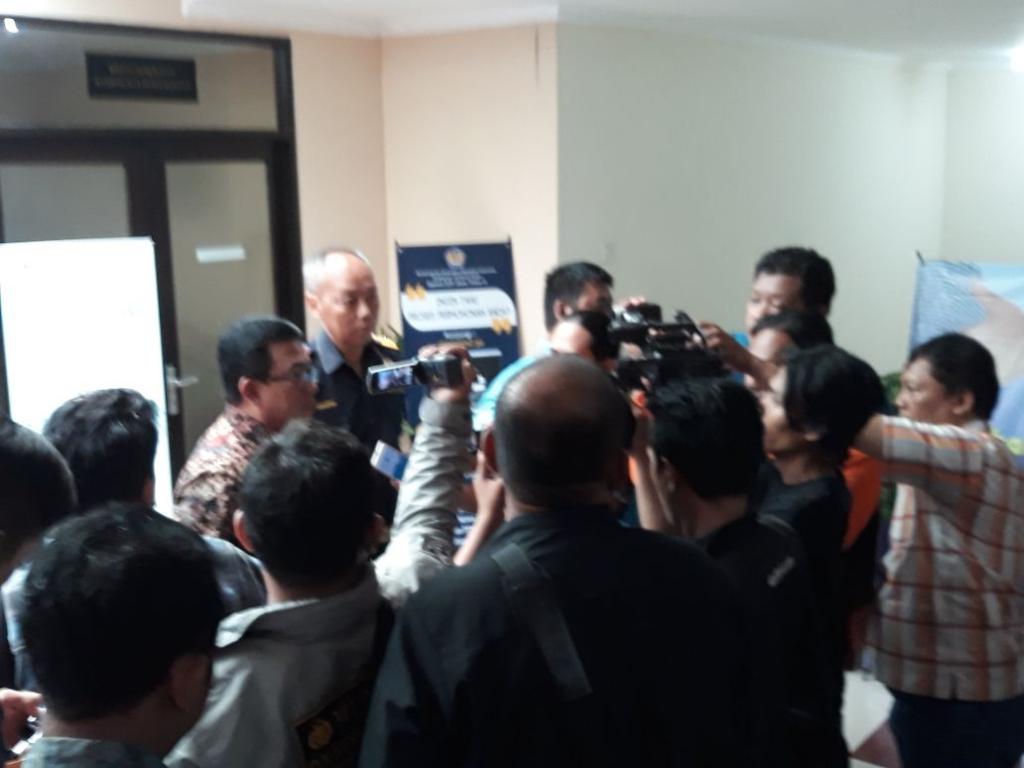 Para awak media melakukan wawancara dengan Neilmaldrin Noor