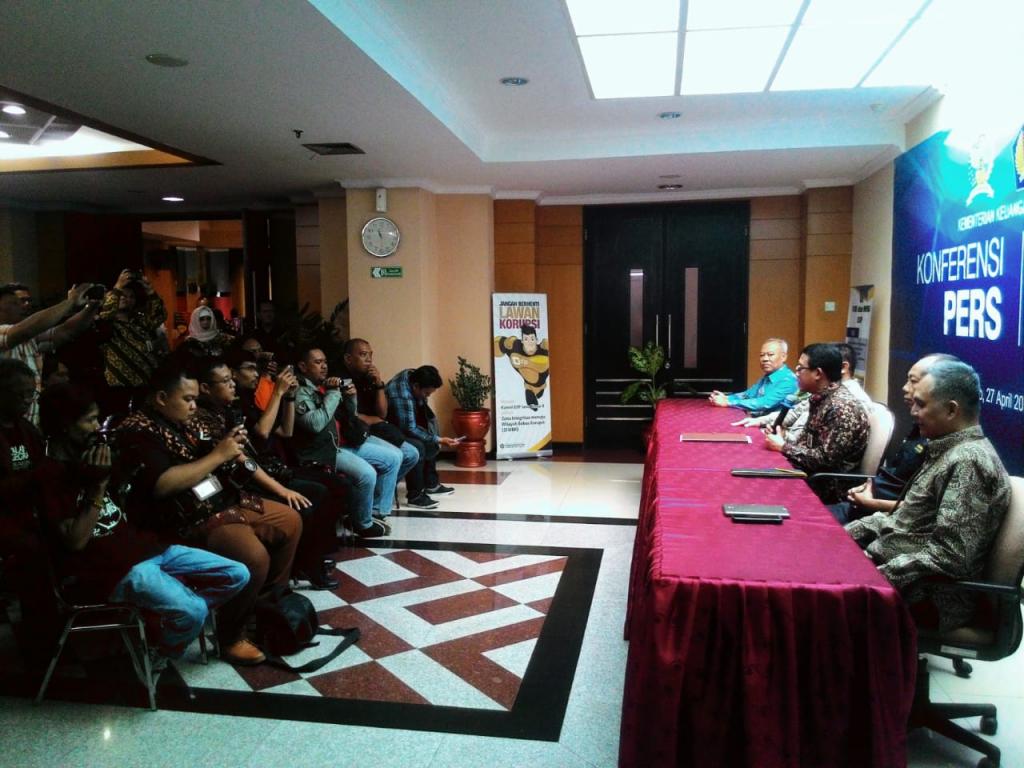 Para awak media meliput Siaran Pers