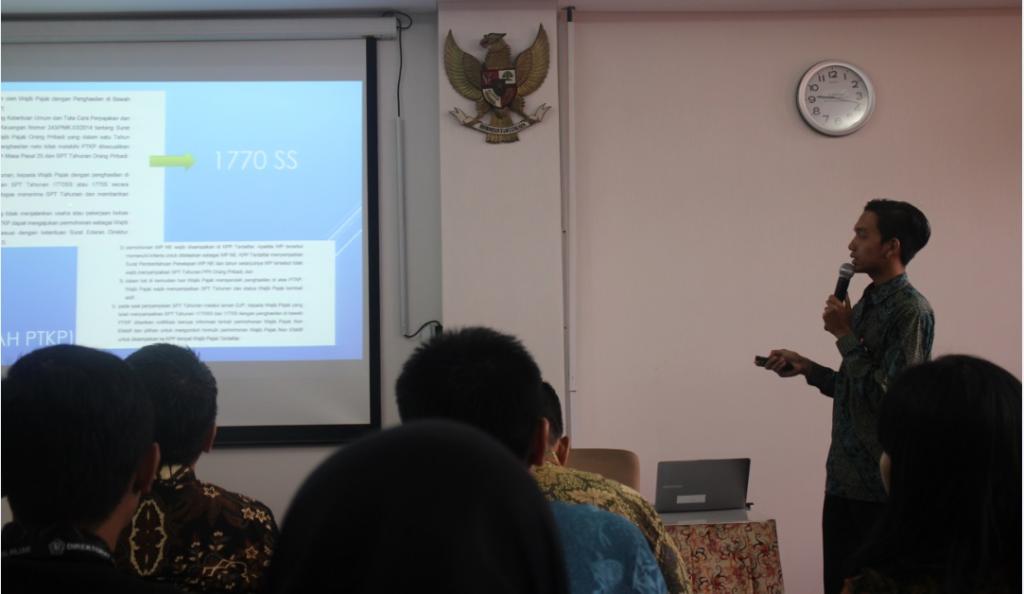 Pembawa materi menyajikan materi IHT