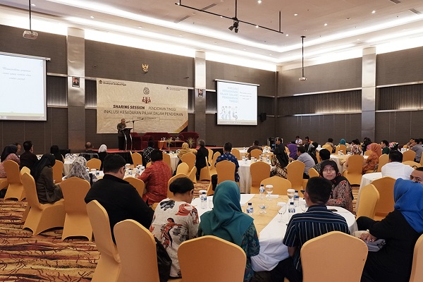 Kepala Bidang P2Humas, F. N. Rumondor saat memberikan sambutan sekaligus membuka acara