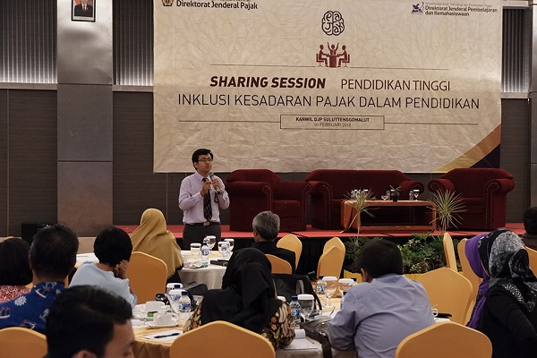 Adhika Bibing Purwanto sebagai trainer inklusi kesadaran pajak menjelaskan microsite edukasi.pajak.go.id