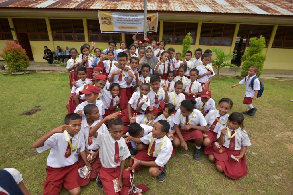 Salah Satu Panitia KM 3 Sorong dan Anak-Anak Mengabadikan Foto Bersama