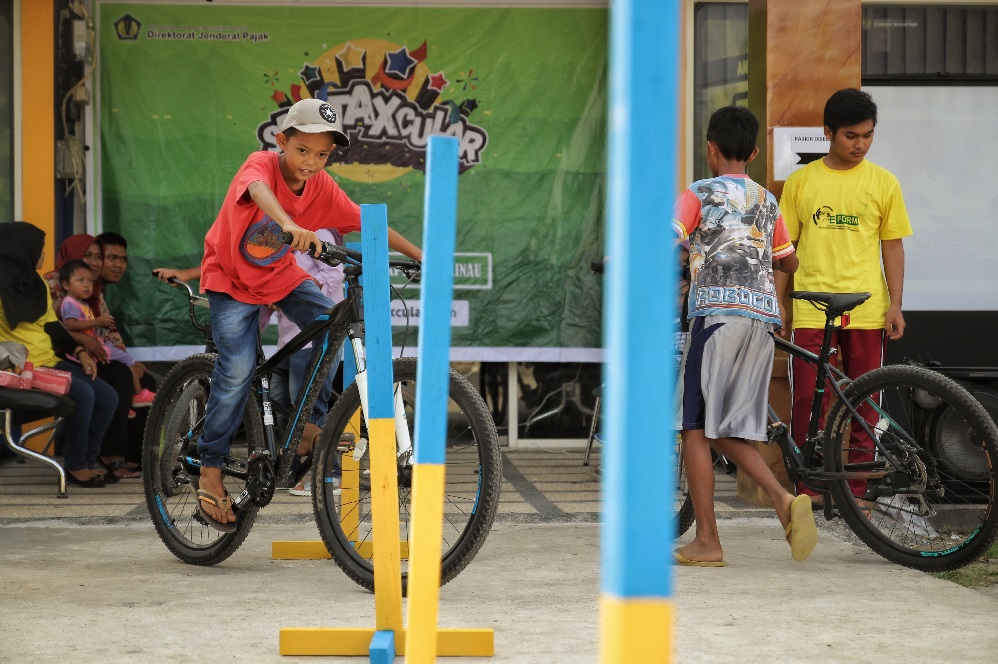 Games Melewati Rintangan dengan Sepeda