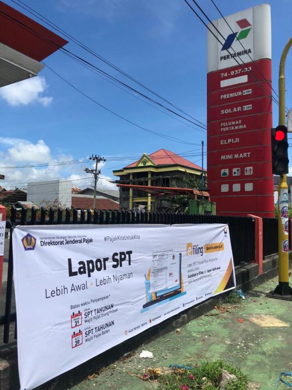 Spanduk SPT Tahunan di salah satu SPBU di Kota Baubau