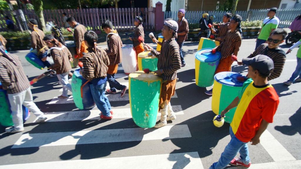 Pawai drumblek merupakan kearifan lokal warga Salatiga.