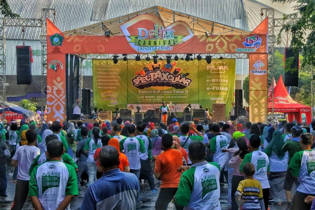 Suasana senam aerobic bersama Warga Sidoarjo