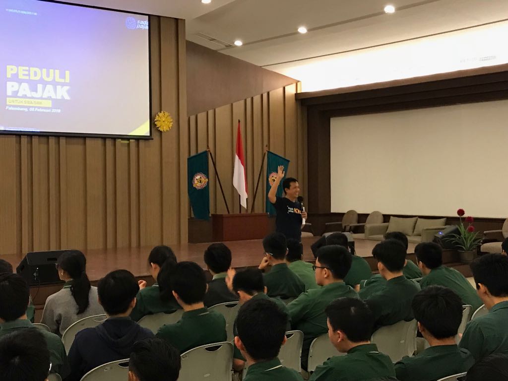 M. Dahlan Saleh, Kabid PEP, memberikan materi Inklusi Pajak di SMA Internasional Palembang Harapan.