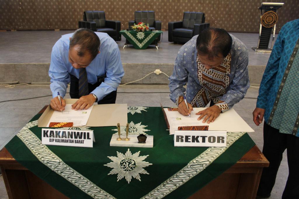 Penandatangan Kesepakatan Bersama tentang Tax Center Kanwil DJP Kalimantan Barat dengan Rektor Universitas Muhammadiyah Pontianak