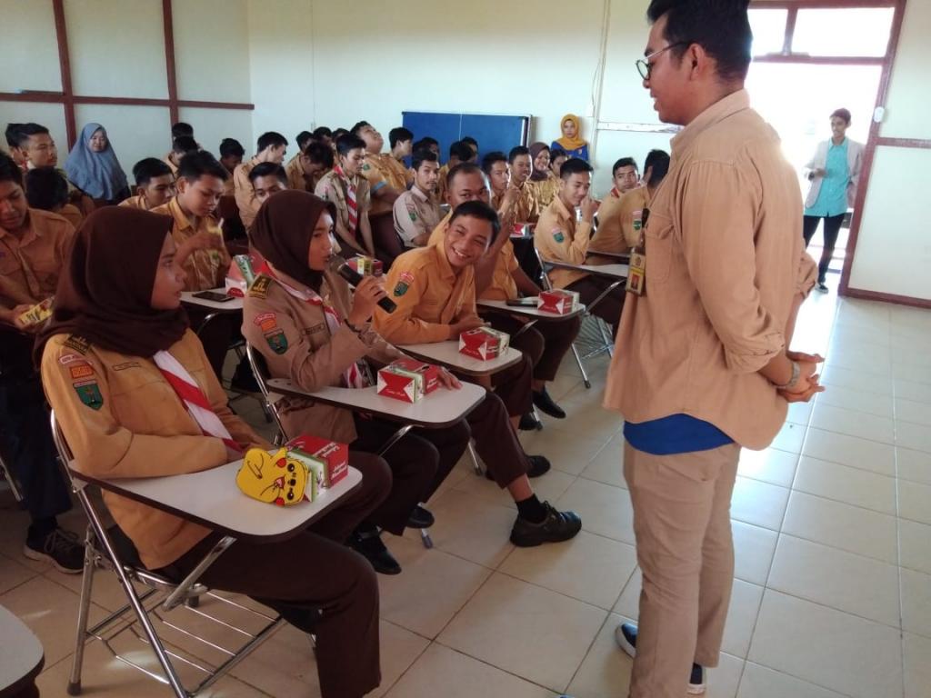 Gunario sedang menyimak pendapat peserta.