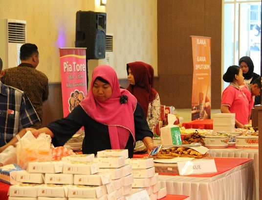 Para Wajib Pajak UMKM yang membuka stand di Bazaar UMKM.