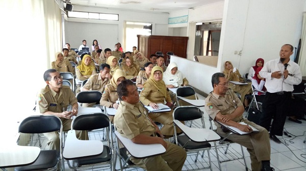 Tim Penyuluh KPP Surakarta menyampaikan materi