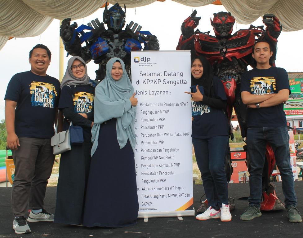 Tim SpecTAXcular Sangatta berfoto bersama robot transformer