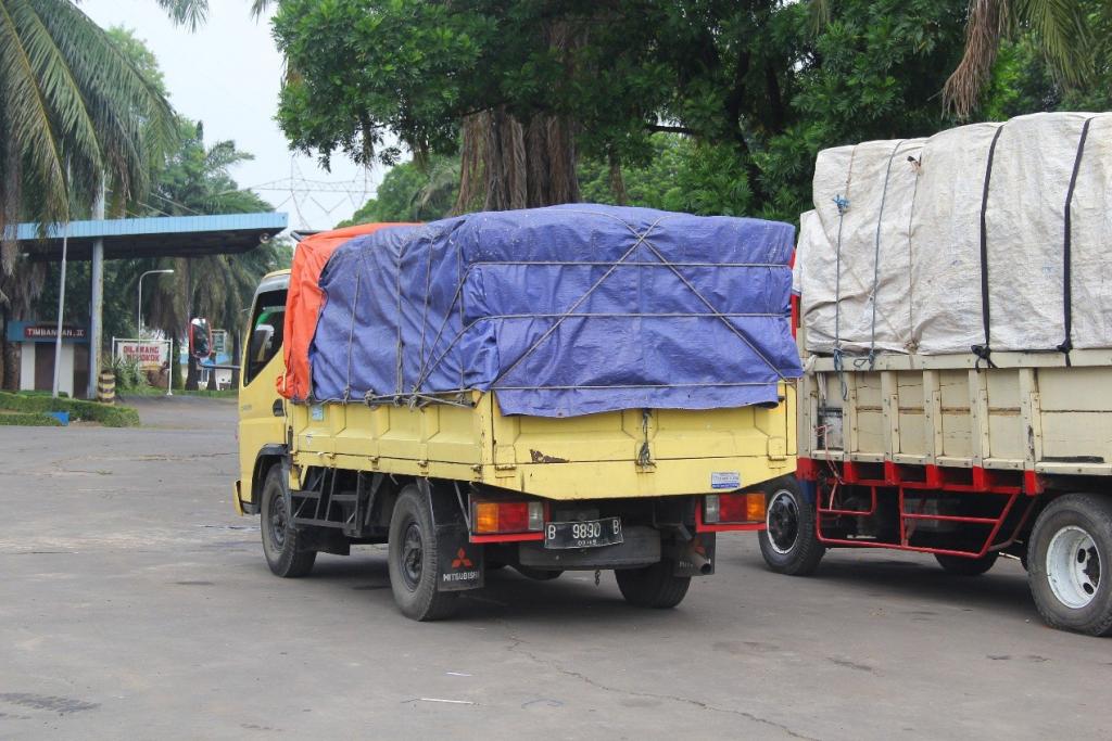 Truk Pengangkut Arsip Tiba di Tempat Pemusnahan