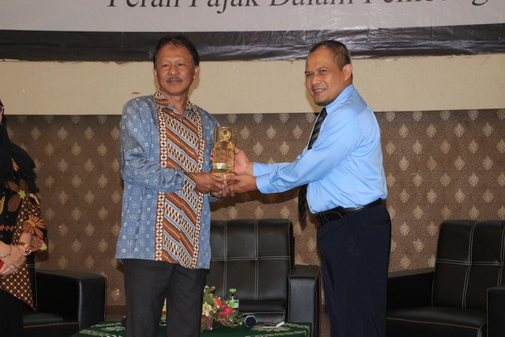 Kepala Kanwil DJP Kalimantan Barat Dengan Rektor Universitas Muhammadiyah Pontianak Saling bertukar Cindera Mata