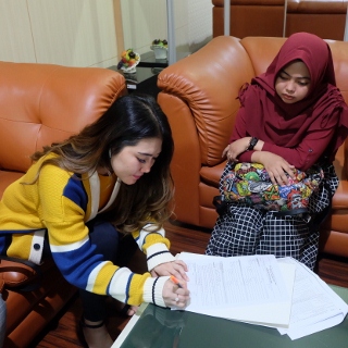 Via Vallen didampingi manajernya sedang mengisi form EFIN