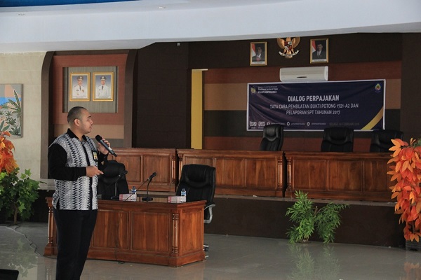 AR Waskon II KPP Pratama Bantaeng Hendra Devianto memberikan pemaparan materi