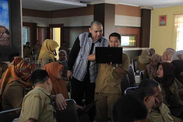 Bendahara menanyakan hal terkait materi yang disampaikan