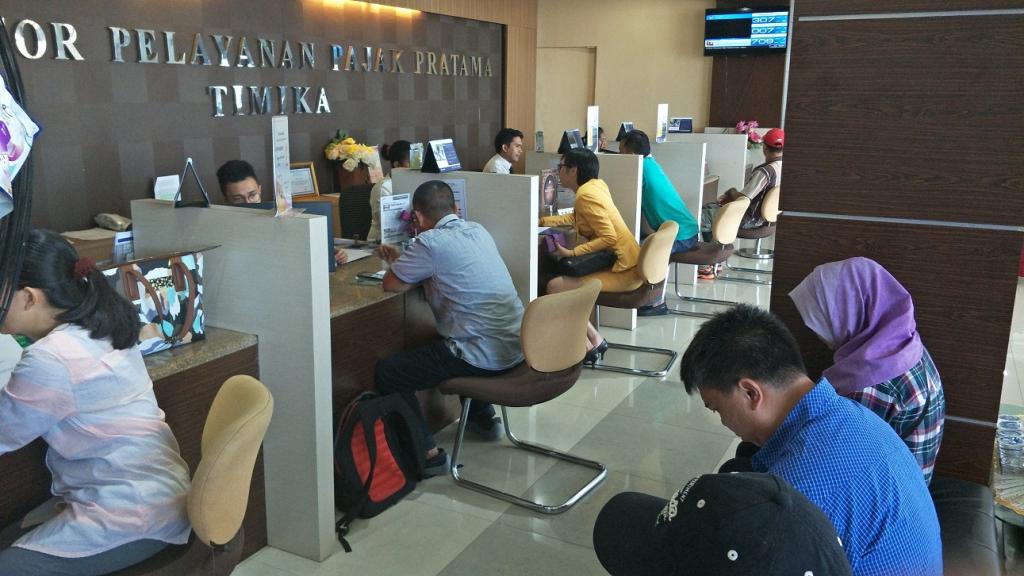 Wajib pajak memenuhi kursi antrian Tempat Pelayanan Terpadu