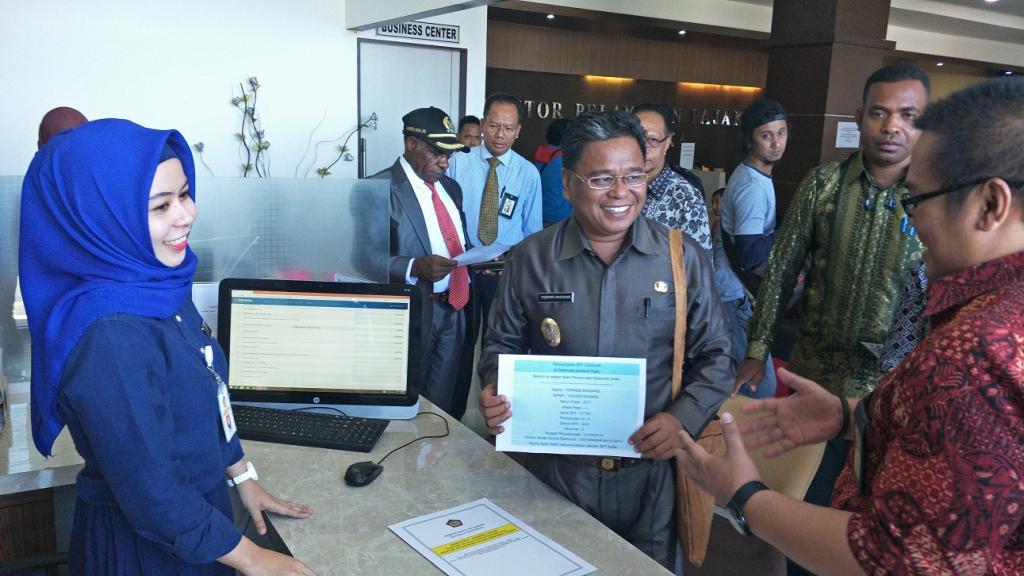 Wakil Bupati Mimika Yohanis Bassang Melaporkan SPT Menggunakan Efiling Didampingi Pegawai KPP Pratama Timika