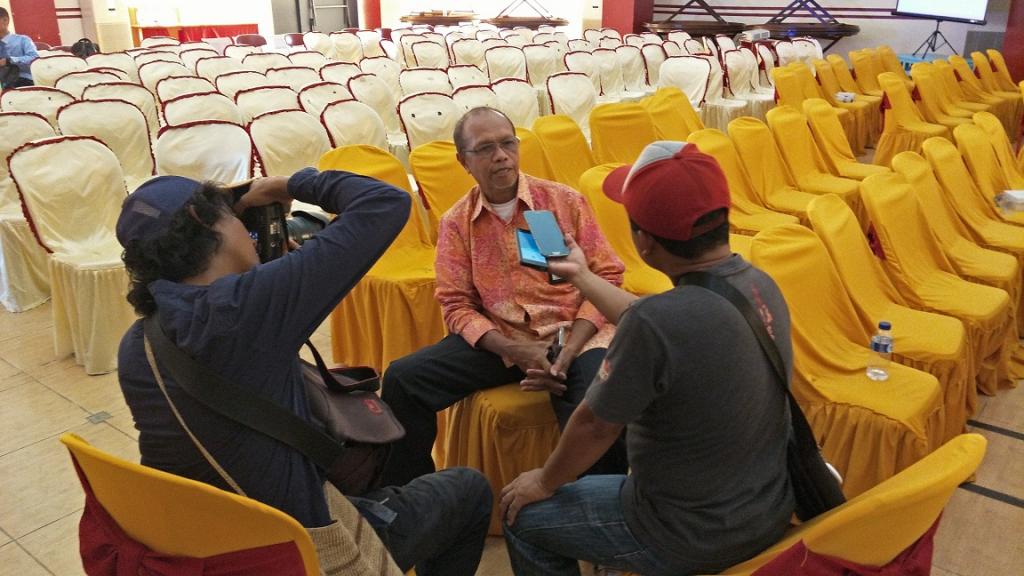 Harian Papua dan Timika Express mewawancarai Plt. Kepala Kantor tentang kegiatan sosialisasi