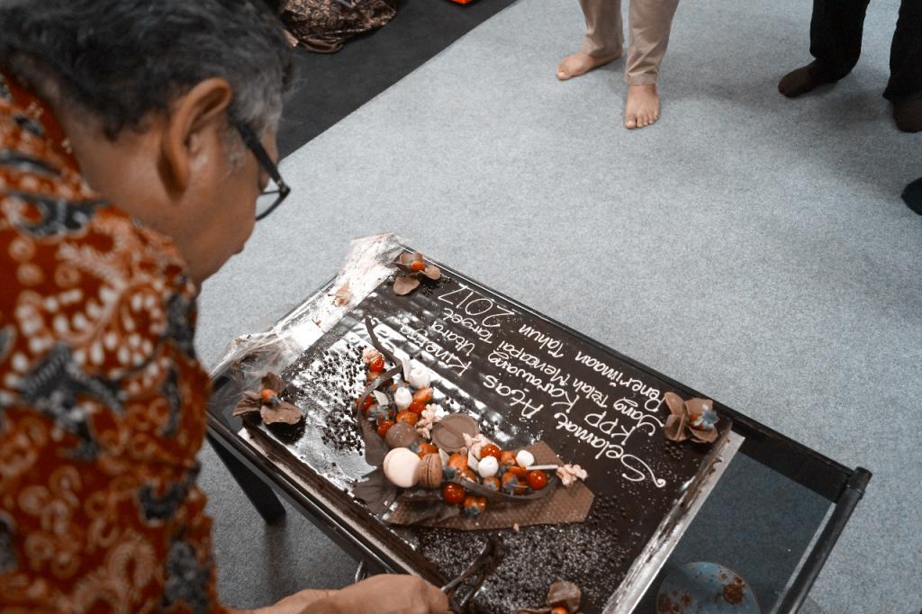 Adjat Djanitka memotong kue sebagai bentuk penghargaan atas kerja keras seluruh pegawai KPP Pratama Karawang Utara