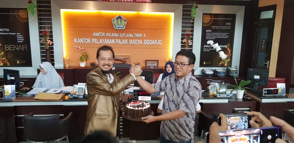 Neilmaldrin Noor memberikan ucapan selamat kepada Teguh Iman Wirotomo