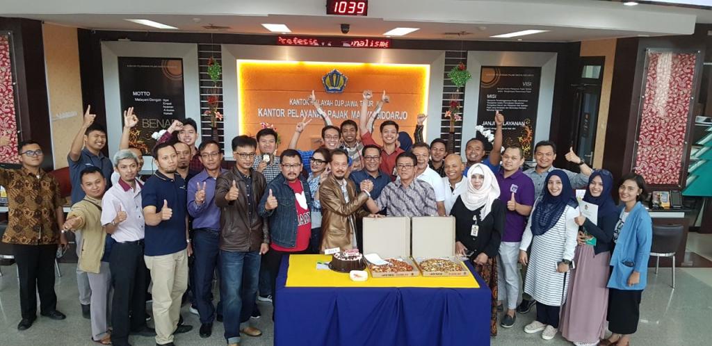 Neilmaldrin Noor, Teguh Iman Wirotomo, Endang Retnowati, dan pegawai KPP Madya Sidoarjo berfoto bersama.
