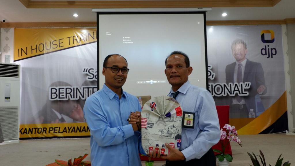 Penyerahan kenang-kenagan kepada Kepala KP2KP Limboto