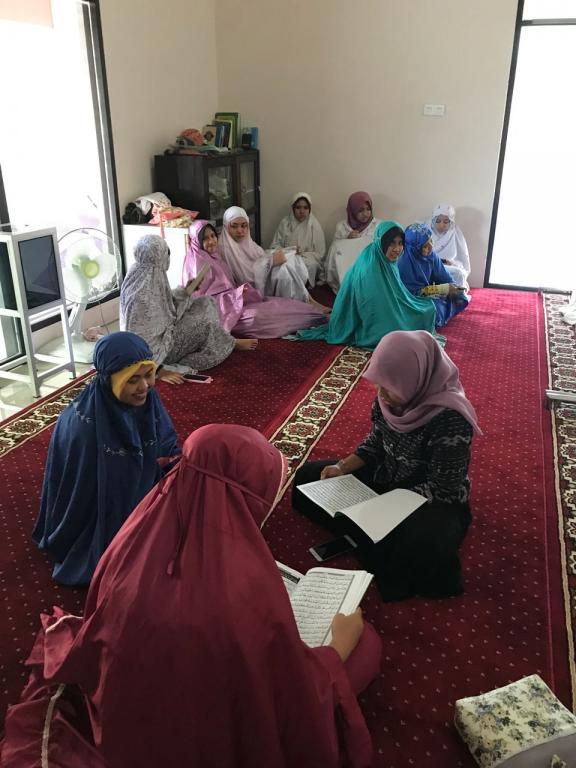 Suasana tilawah yang dilakukan akhwat KPP Pratama Pamekasan