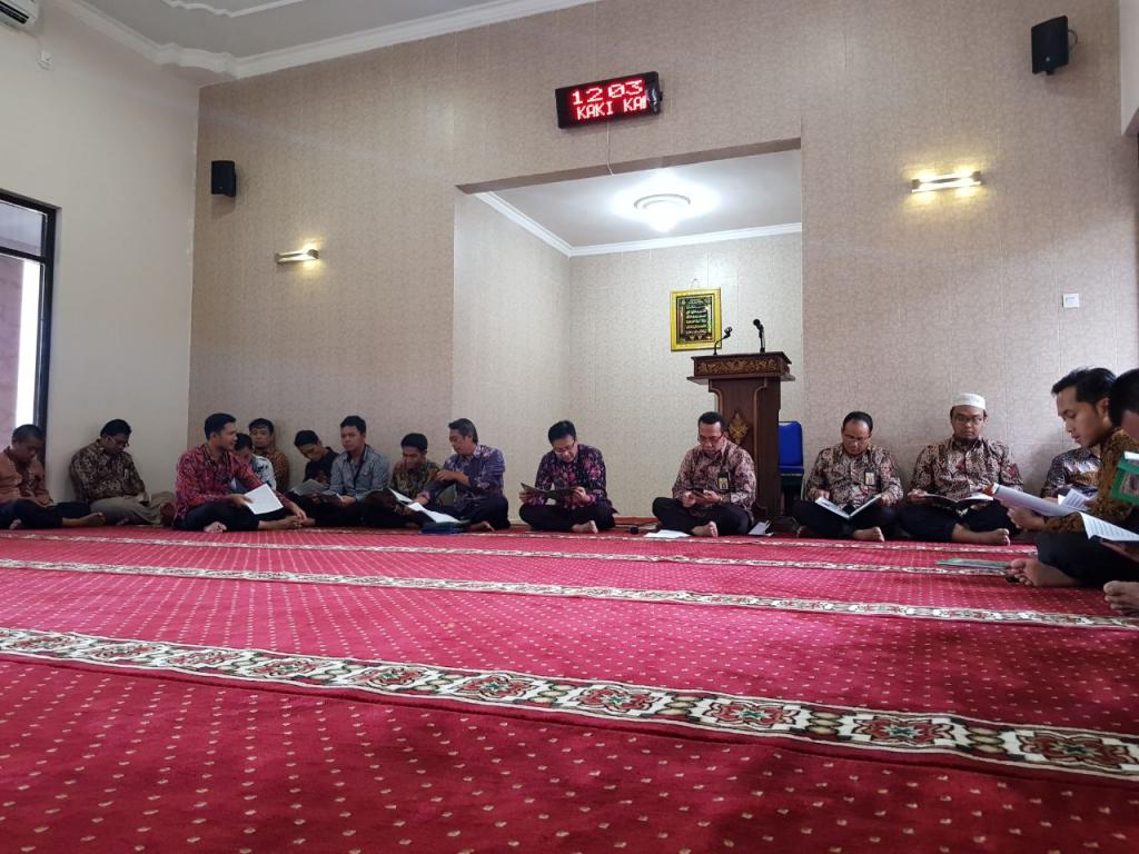 Para ikhwan sedang bertilawah