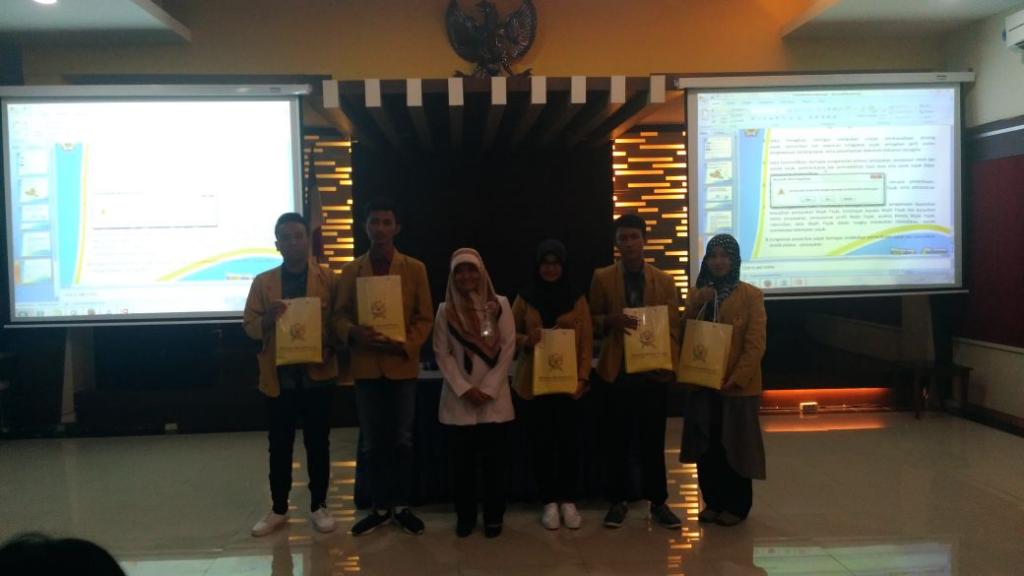 Penyerahan souvenir kepada peserta yang aktif selama sosialisasi berlangsung