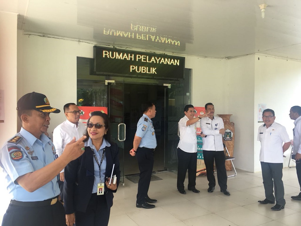 Kepala KP2KP Tomohon berbincang dengan peserta rapat (2)